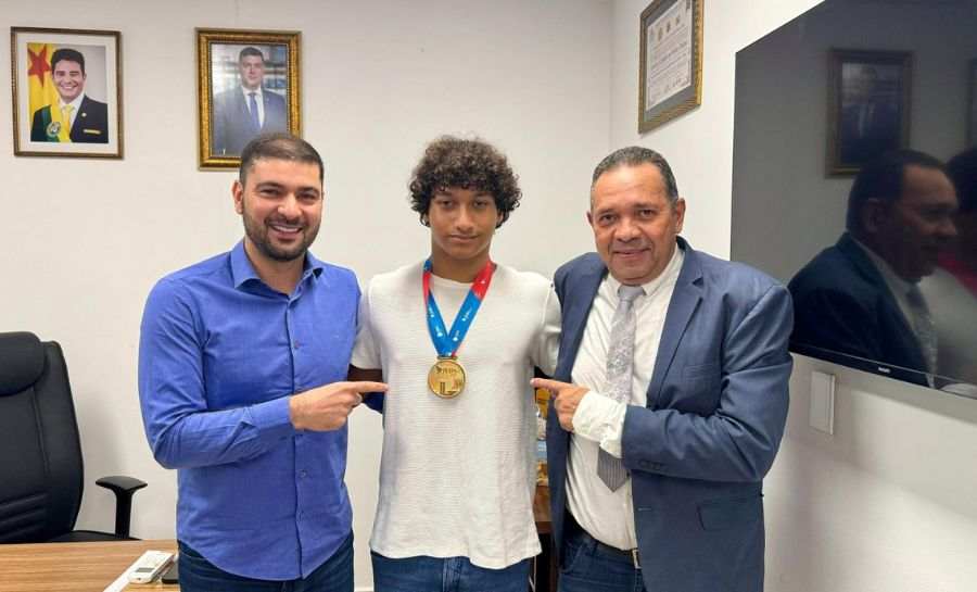 Atleta ouro da natação nos jogos escolares é recebido na ALEAC